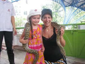 Céleste, Angèle et un gros serpent