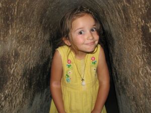 Céleste dans les tunnels de Cu Chi